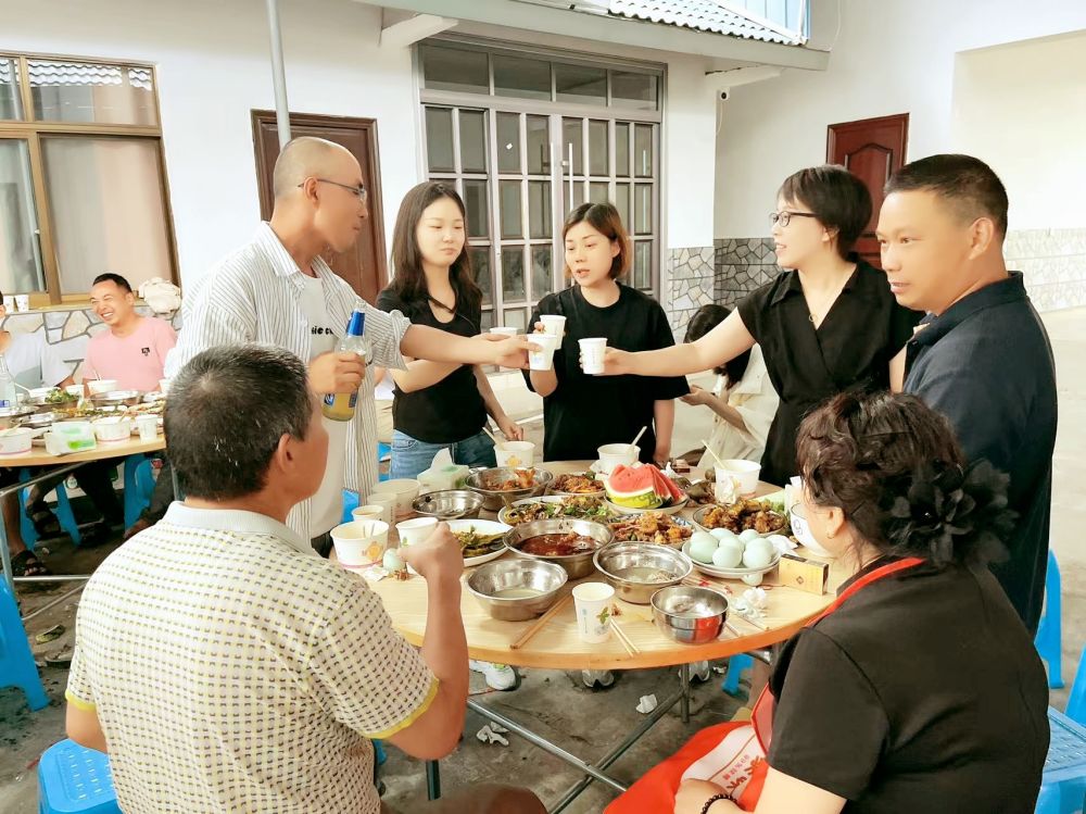 端午佳节即将来临之际 四川博水环保 主管米兰体育·米兰官方端网站-米兰MiLan(中国)
 携节日礼品 ，向驻扎眉山工业园区米兰体育·米兰官方端网站-米兰MiLan(中国)厂项目驻地员工，送上深切的慰问和关怀